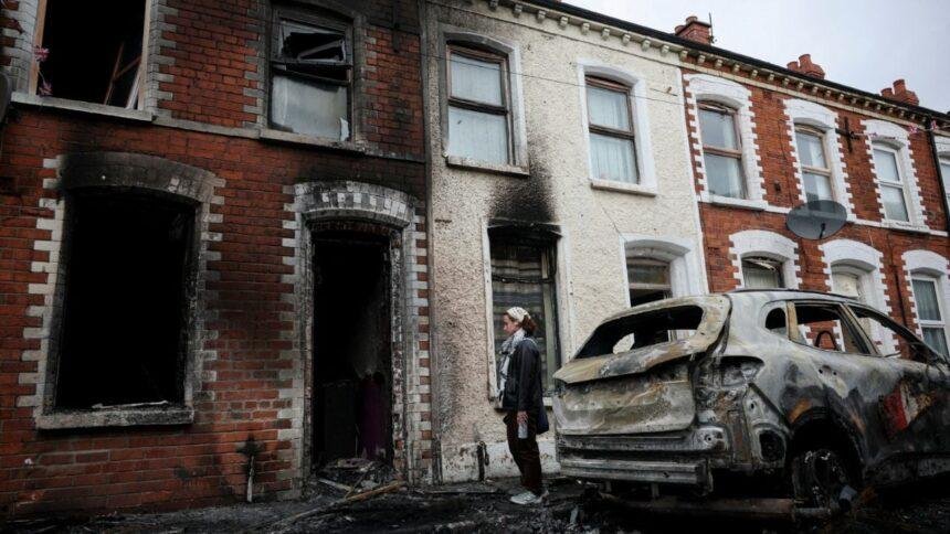 Violencia en Belfast: Incendian casas y vehículos tras ataque en Irlanda del Norte