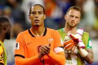 Virgil van Dijk cuestiona las pausas de hidratación por publicidad