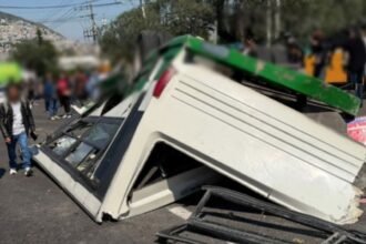 Volcadura de camión de transporte público causa 14 lesionados en Tlalnepantla