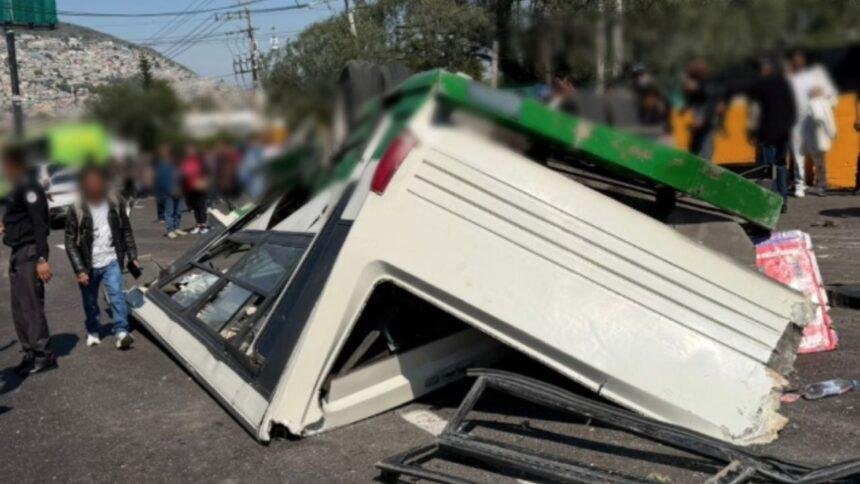 Volcadura de camión de transporte público causa 14 lesionados en Tlalnepantla