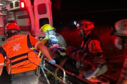 Vuelca autobús en Cuarto Cinturón Vial; 15 pasajeros resultan heridos.