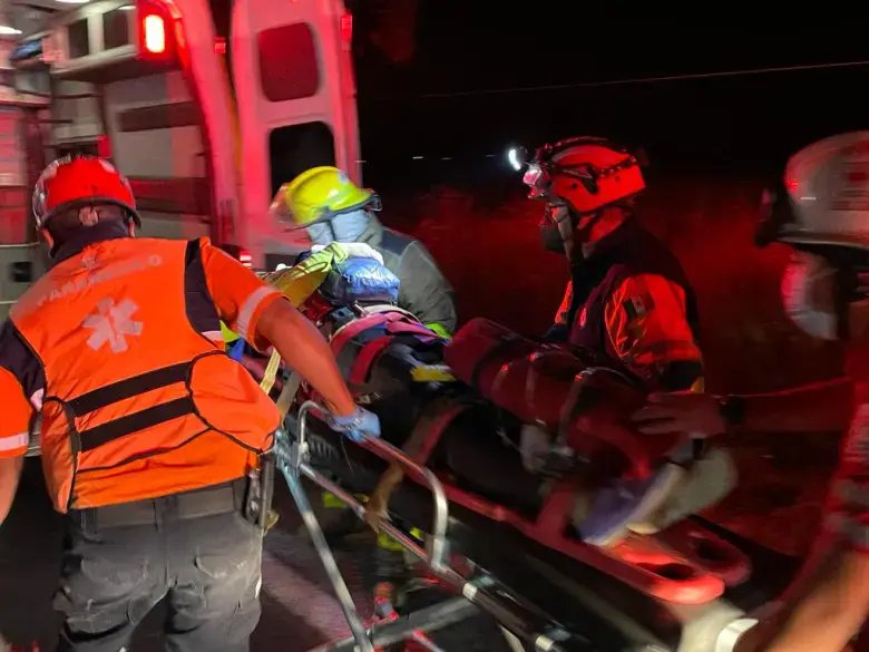 Vuelca autobús en Cuarto Cinturón Vial; 15 pasajeros resultan heridos.