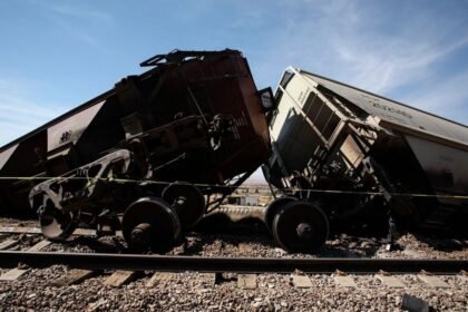 Emergencia ambiental en Sonora tras descarrilamiento de tren y derrame de químicos