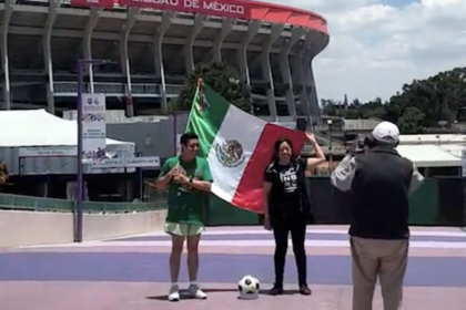 adulto mayor ofrece renta de bandera y balon para fotos Adulto mayor ofrece renta de bandera y balón para fotos en el Estadio Azteca