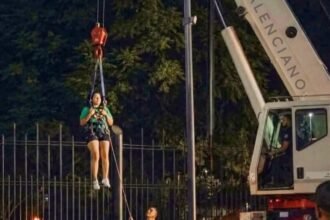 Aficionada rescatada con grúa tras intentar colarse al Fan Fest Monterrey