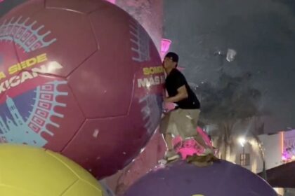 aficionado derriba escultura de balones mundialistas en zapopan posible pena Aficionado derriba escultura de balones mundialistas en Zapopan: posible pena de cárcel