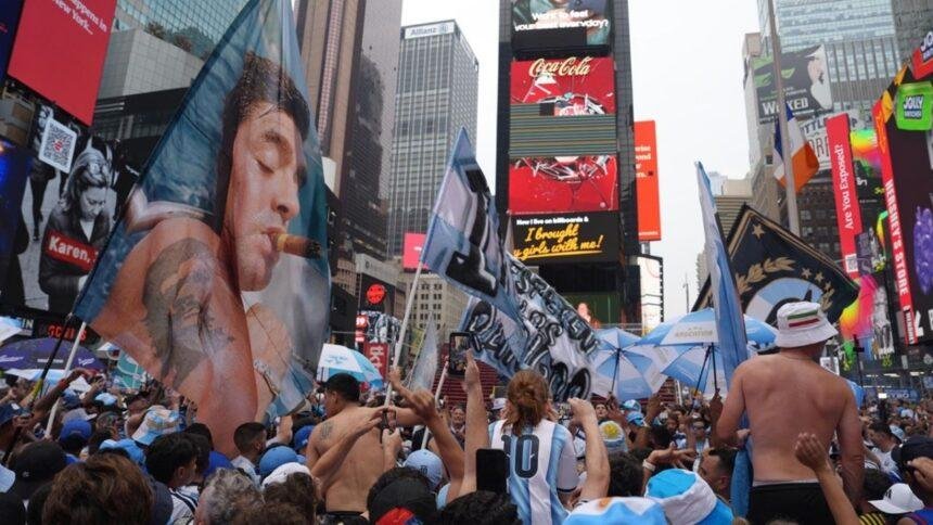 Aficionados argentinos invaden Nueva York antes de la Final contra España