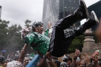 Aficionados celebran en el Ángel de la Independencia tras despedir a la Selección Mexicana