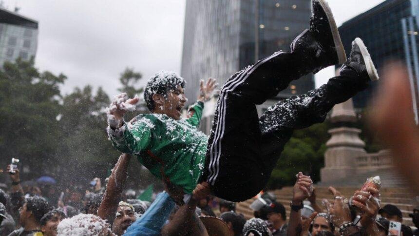 Aficionados celebran en el Ángel de la Independencia tras despedir a la Selección Mexicana