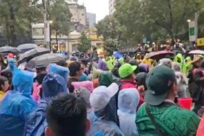 Aficionados irrumpen en Paseo de la Reforma a pesar de la policía.