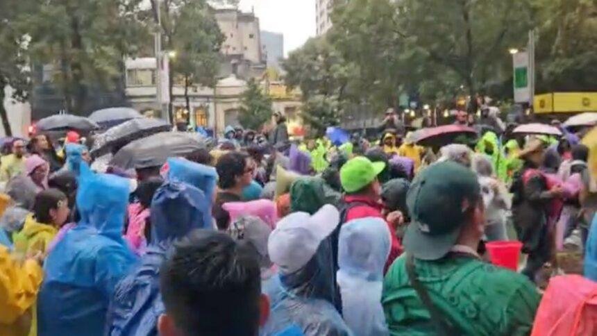 Aficionados irrumpen en Paseo de la Reforma a pesar de la policía.