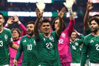 Aficionados sorprenden a Jesús Gallardo con mariachis tras su gran Mundial