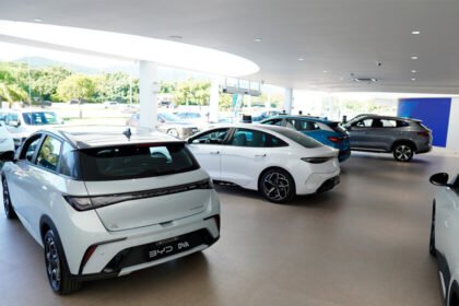 Agencias de autos chinos enfrentan exceso de inventario y piden soluciones.