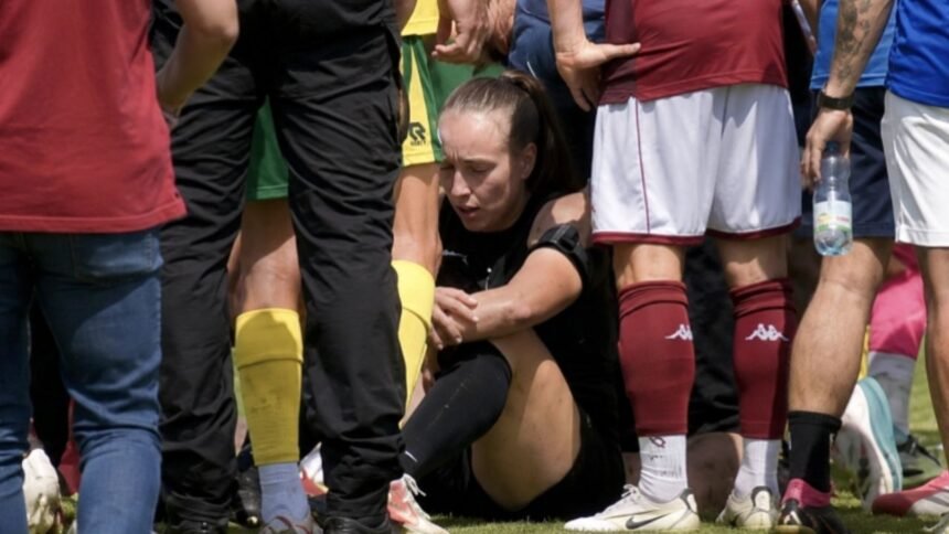 Árbitra sufre conmoción cerebral al intentar detener bronca en el partido