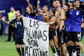 Argentina muestra manta histórica en homenaje a las Malvinas contra Inglaterra