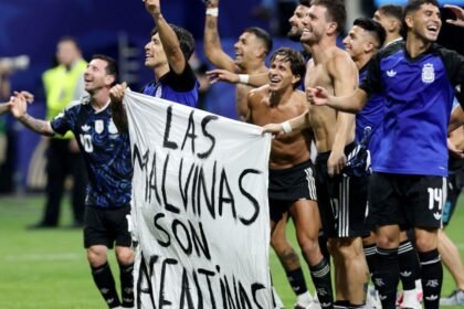 argentina muestra manta historica en homenaje a las malvinas contra Argentina muestra manta histórica en homenaje a las Malvinas contra Inglaterra