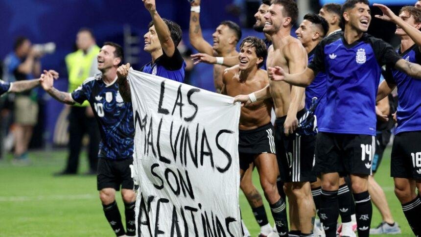 Argentina muestra manta histórica en homenaje a las Malvinas contra Inglaterra