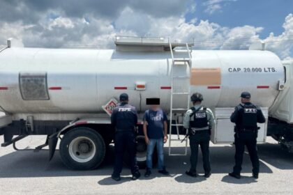 asegura pec tractocamion con 20 mil litros de hidrocarburo en Asegura PEC tractocamión con 20 mil litros de hidrocarburo en Romita, Guanajuato