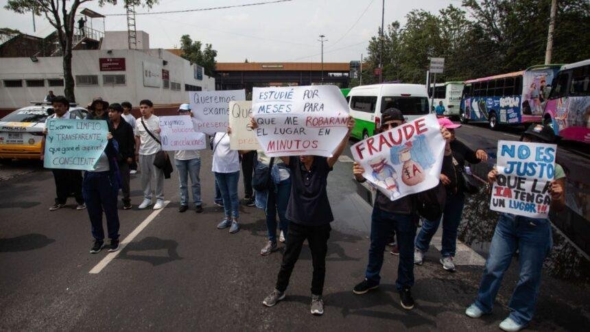 Aspirantes de la UNAM marchan exigiendo examen presencial tras irregularidades