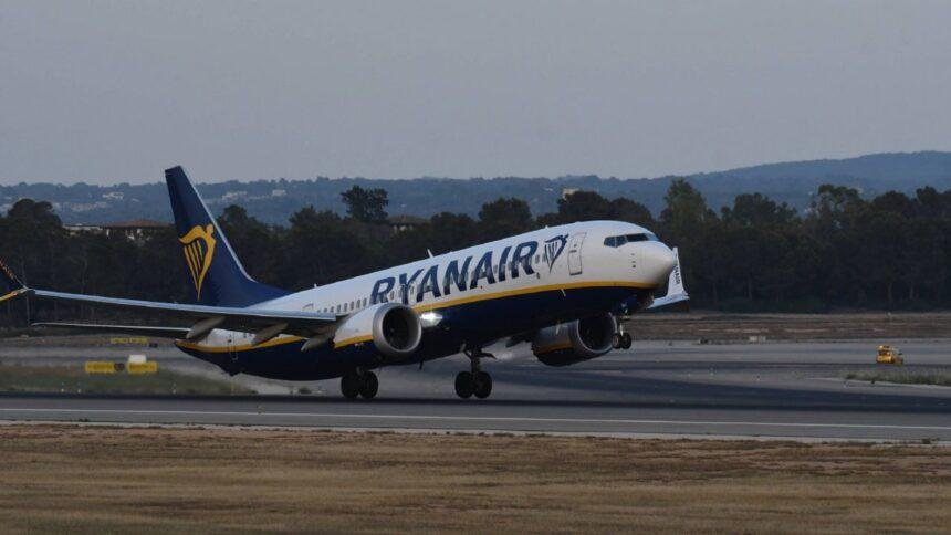 aterrizaje de emergencia en grecia tras desprendimiento de ventana de Aterrizaje de emergencia en Grecia tras desprendimiento de ventana de avión.