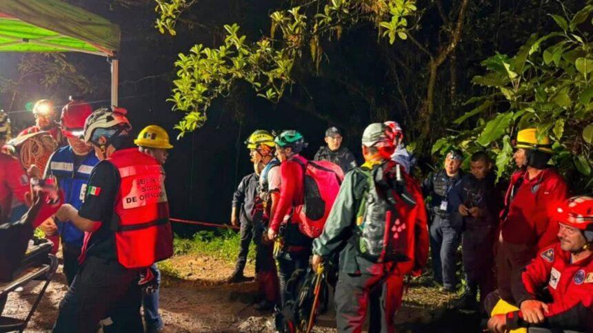 Autoridades reportan tres cuerpos pendientes de extracción en Gruta de Chichicazapan.