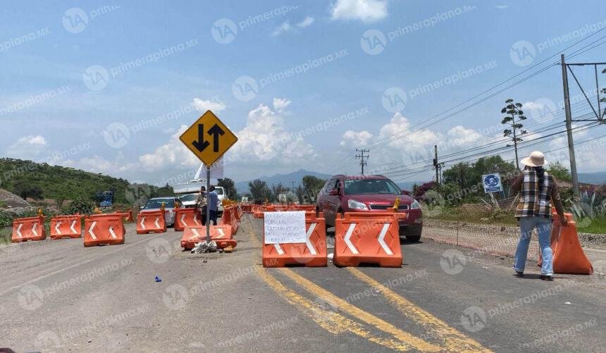 bloqueo en la morelia zitacuaro por afectaciones del nuevo libramiento en Bloqueo en la Morelia-Zitácuaro por afectaciones del nuevo Libramiento en Michoacán