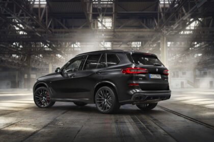 BMW cierra fábrica en Rusia; producción de vehículos piratas con piezas disponibles.