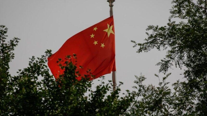 Camión de carga química sufre accidente en China, dejando dos muertos