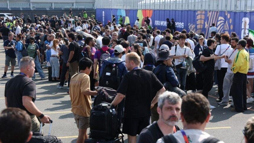 caos en los accesos del estadio en nueva jersey antes Caos en los accesos del estadio en Nueva Jersey antes de la Final del Mundial