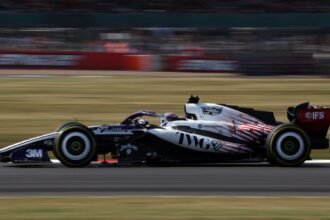 Checo Pérez finaliza en último lugar en la carrera sprint del GP de Gran Bretaña