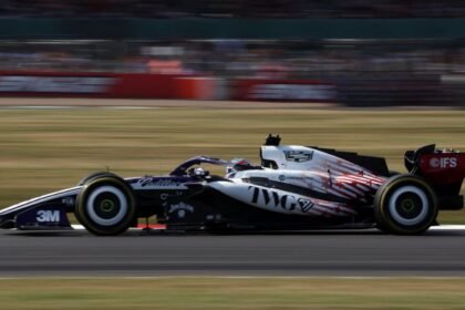 Checo Pérez finaliza en último lugar en la carrera sprint del GP de Gran Bretaña