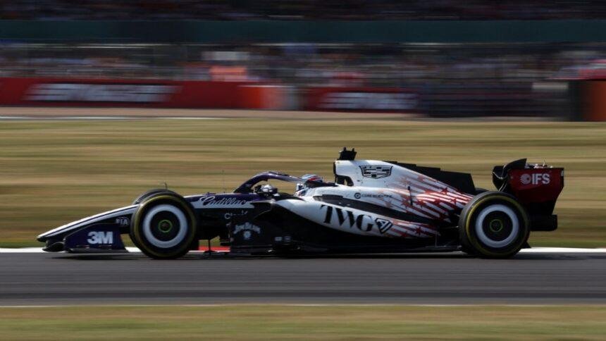 Checo Pérez finaliza en último lugar en la carrera sprint del GP de Gran Bretaña