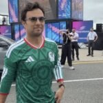Checo Pérez se prepara para el GP de Gran Bretaña en su playera mexicana