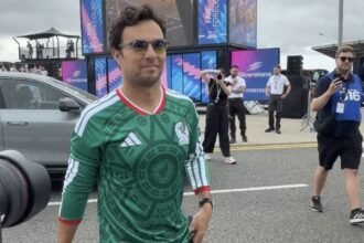 Checo Pérez se prepara para el GP de Gran Bretaña en su playera mexicana