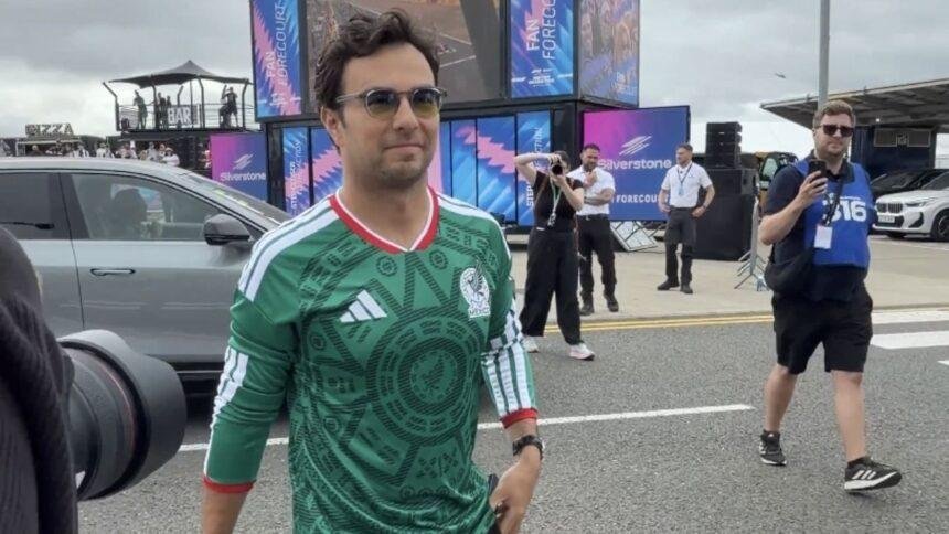 Checo Pérez se prepara para el GP de Gran Bretaña en su playera mexicana