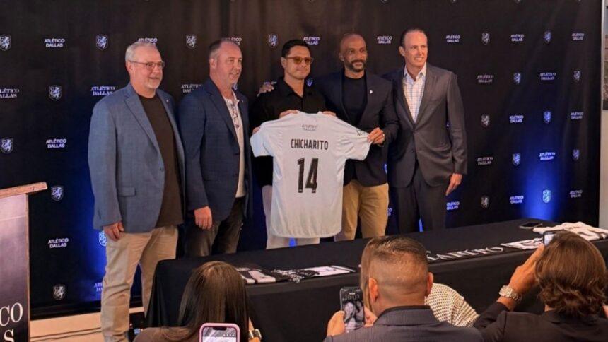 'Chicharito' revela su desánimo en Chivas durante su presentación con Atlético Dallas