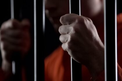 China impone pena de muerte a exfuncionario por corrupción millonaria.