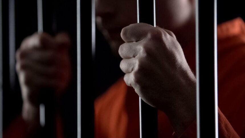 China impone pena de muerte a exfuncionario por corrupción millonaria.