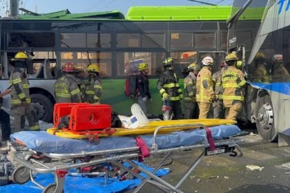 Choque de autobuses en Monterrey causa al menos 10 personas heridas