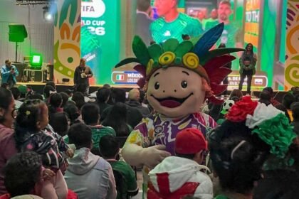 Clara Brugada promueve campaña de limpieza con ajolotes antes del partido de México.
