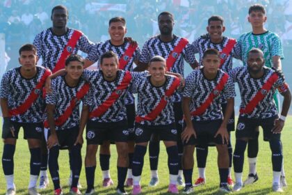 club de futbol vende mil espacios publicitarios en su camiseta Club de fútbol vende mil espacios publicitarios en su camiseta por crisis económica