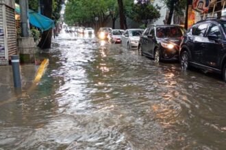 Colapso de Calzada de Tlalpan por lluvias deja vehículos y camión varados