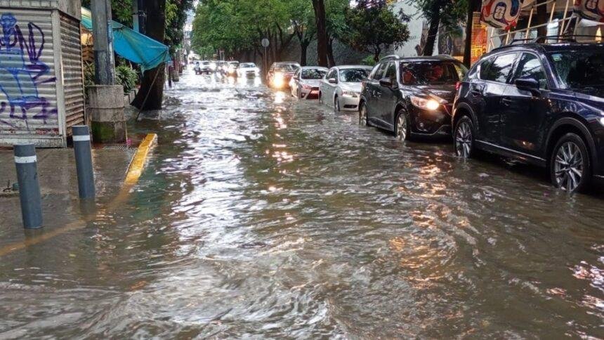 Colapso de Calzada de Tlalpan por lluvias deja vehículos y camión varados