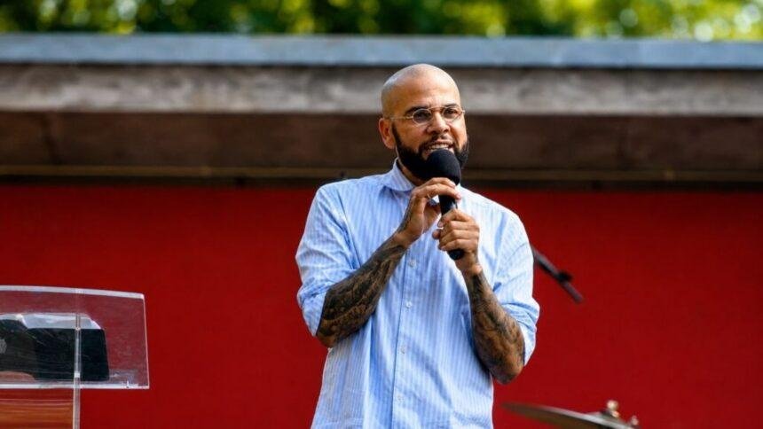Dani Alves, acusado de agresión, ofrece controversial discurso como predicador