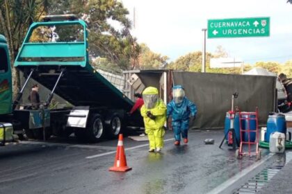 derrame de quimicos por volcadura de trailer cierra carretera mexico cuernavaca Derrame de químicos por volcadura de tráiler cierra carretera México-Cuernavaca