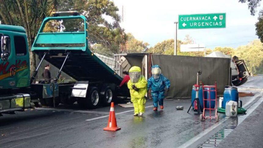 Derrame de químicos por volcadura de tráiler cierra carretera México-Cuernavaca