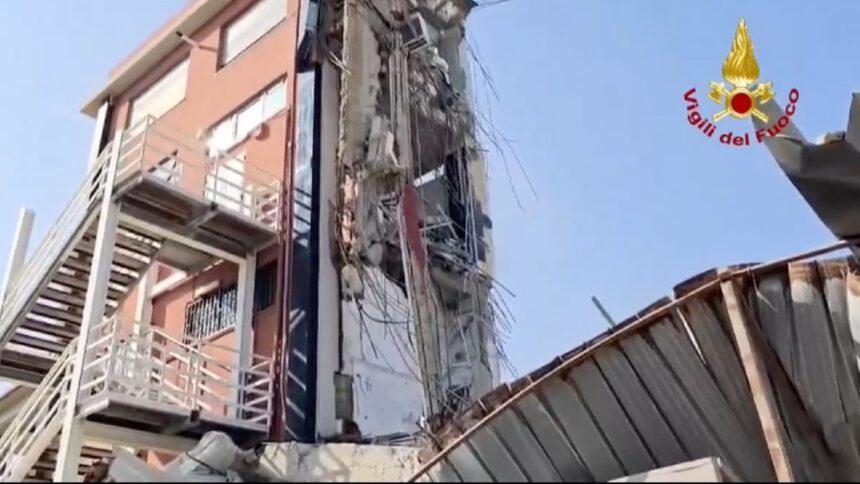 derrumbe de edificio en el sur de italia deja un Derrumbe de edificio en el sur de Italia deja un muerto y cinco desaparecidos