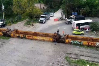 descarrilamiento de tres vagones interrumpe calzada de la estacion en Descarrilamiento de tres vagones interrumpe Calzada de la Estación en San Miguel de Allende.