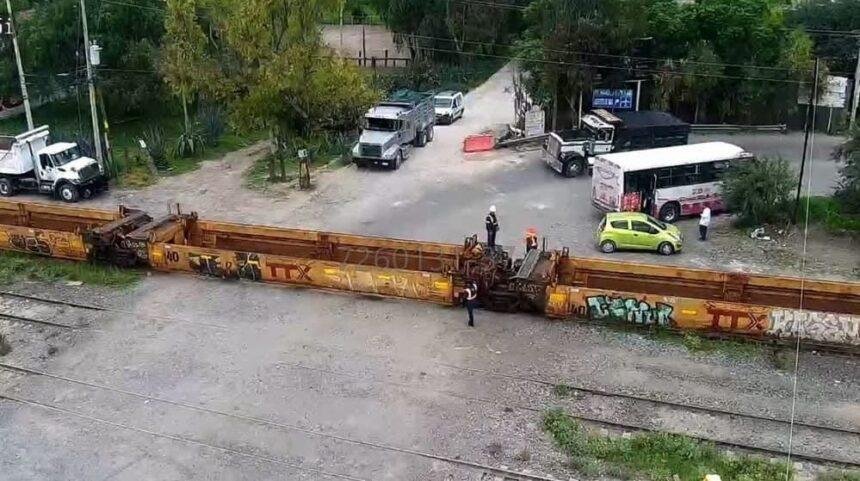 descarrilamiento de tres vagones interrumpe calzada de la estacion en Descarrilamiento de tres vagones interrumpe Calzada de la Estación en San Miguel de Allende.