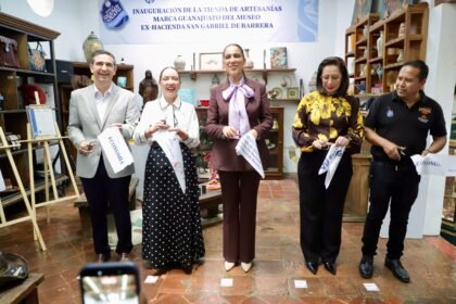 DIF Estatal recibe reconocimiento y abre tienda de artesanías en Romita.